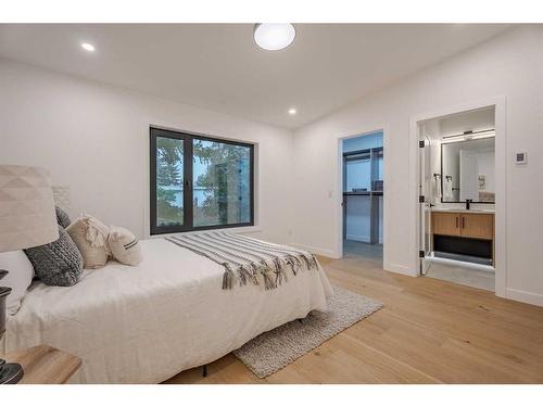 4175 Varsity Road Nw, Calgary, AB - Indoor Photo Showing Bedroom