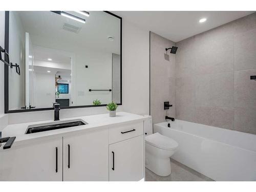 4175 Varsity Road Nw, Calgary, AB - Indoor Photo Showing Bathroom