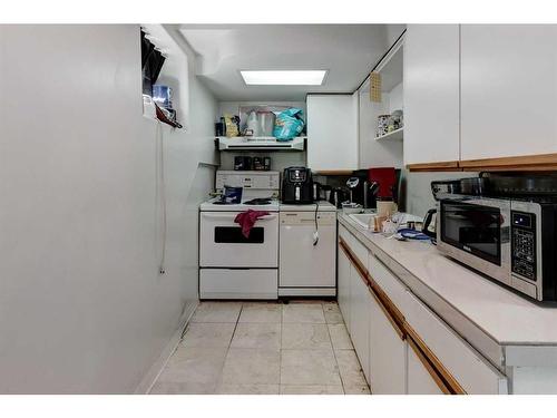 4007 Centre A Street Ne, Calgary, AB - Indoor Photo Showing Kitchen