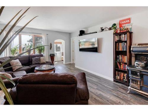 4007 Centre A Street Ne, Calgary, AB - Indoor Photo Showing Living Room