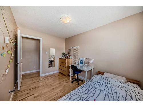 39 Southland Crescent Sw, Calgary, AB - Indoor Photo Showing Bedroom