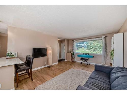 39 Southland Crescent Sw, Calgary, AB - Indoor Photo Showing Living Room