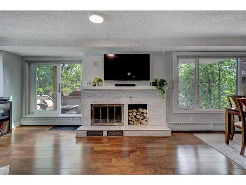 302-1731 9A Street Sw, Calgary, AB - Indoor Photo Showing Living Room