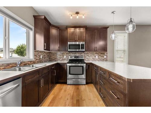 1 Havenfield Drive, Carstairs, AB - Indoor Photo Showing Kitchen With Double Sink With Upgraded Kitchen