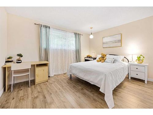 347 Huntbourne Way Ne, Calgary, AB - Indoor Photo Showing Bedroom