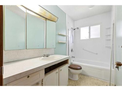 356 Glamorgan Crescent Sw, Calgary, AB - Indoor Photo Showing Bathroom