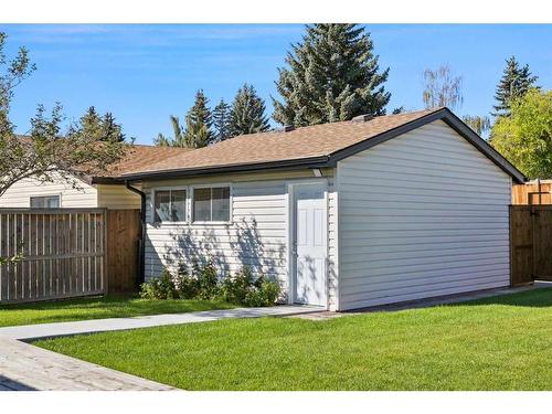 139 Bracewood Road Sw, Calgary, AB - Indoor Photo Showing Kitchen With Double Sink With Upgraded Kitchen