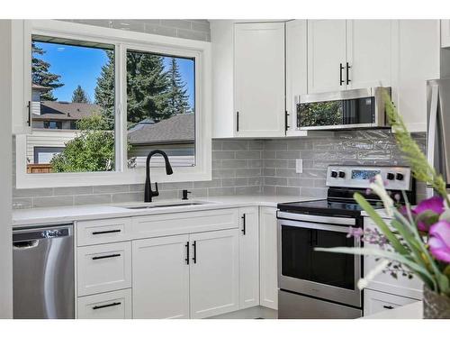 139 Bracewood Road Sw, Calgary, AB - Indoor Photo Showing Kitchen With Upgraded Kitchen