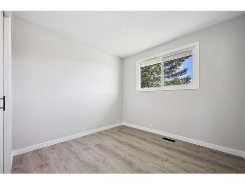 139 Bracewood Road Sw, Calgary, AB - Indoor Photo Showing Bathroom