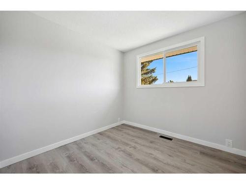 139 Bracewood Road Sw, Calgary, AB - Indoor Photo Showing Other Room