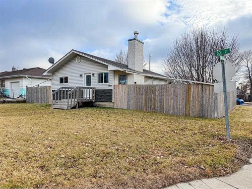 5517 50 Street, Olds, AB - Outdoor