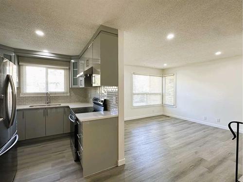 263 Castleridge Drive Ne, Calgary, AB - Indoor Photo Showing Kitchen