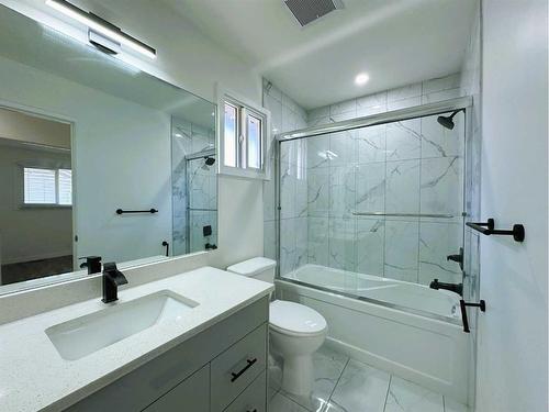 263 Castleridge Drive Ne, Calgary, AB - Indoor Photo Showing Bathroom