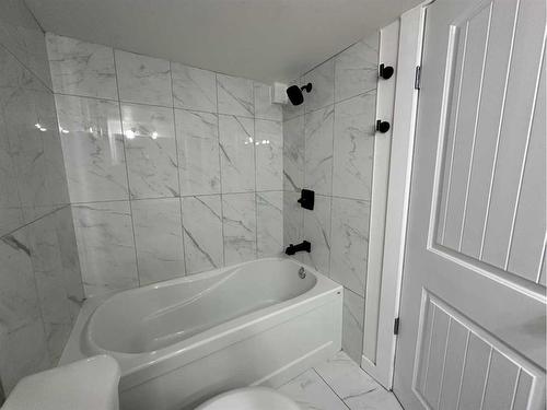 263 Castleridge Drive Ne, Calgary, AB - Indoor Photo Showing Bathroom