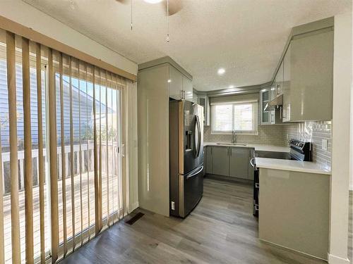 263 Castleridge Drive Ne, Calgary, AB - Indoor Photo Showing Kitchen