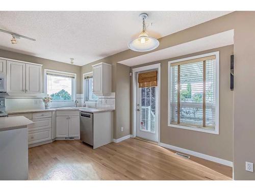 97 Douglas Ridge Circle Se, Calgary, AB - Indoor Photo Showing Kitchen