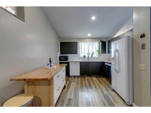 92 Martinwood Road Ne, Calgary, AB - Indoor Photo Showing Kitchen