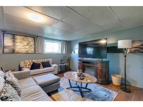 92 Martinwood Road Ne, Calgary, AB - Indoor Photo Showing Living Room