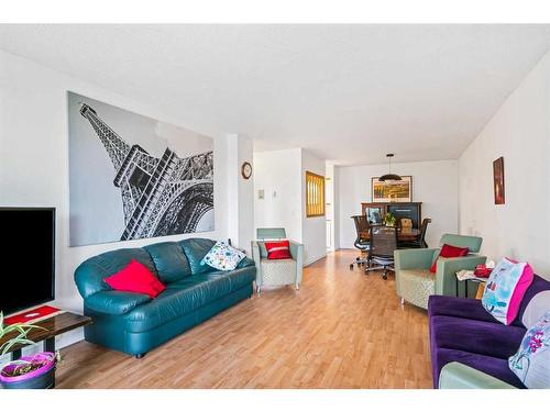 305-521 57 Avenue Sw, Calgary, AB - Indoor Photo Showing Living Room