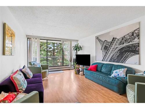 305-521 57 Avenue Sw, Calgary, AB - Indoor Photo Showing Living Room