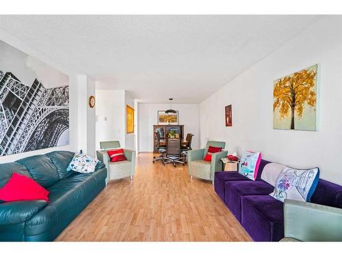 305-521 57 Avenue Sw, Calgary, AB - Indoor Photo Showing Living Room