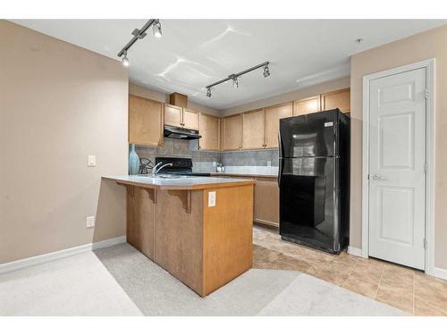 3203-92 Crystal Shores Road, Okotoks, AB - Indoor Photo Showing Kitchen