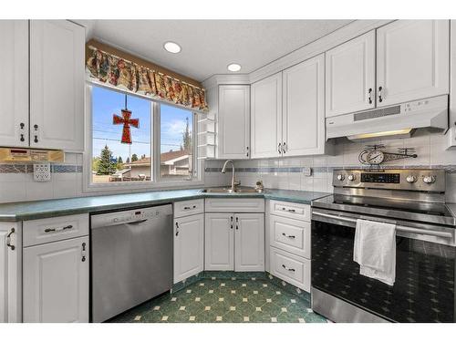 2836 Cedar Ridge Drive Sw, Calgary, AB - Indoor Photo Showing Kitchen