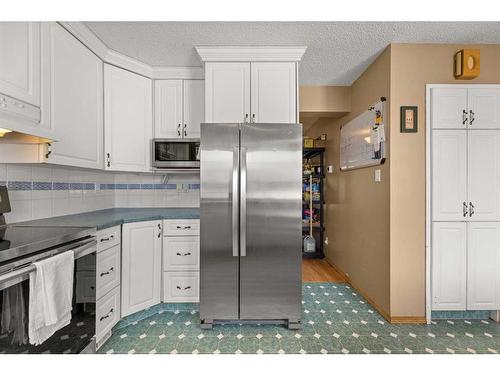 2836 Cedar Ridge Drive Sw, Calgary, AB - Indoor Photo Showing Kitchen