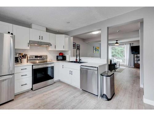 94-2300 Oakmoor Drive Sw, Calgary, AB - Indoor Photo Showing Kitchen