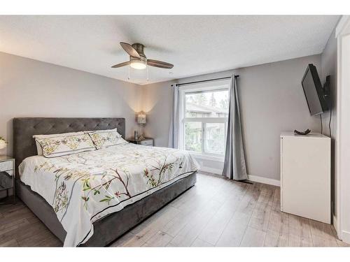 94-2300 Oakmoor Drive Sw, Calgary, AB - Indoor Photo Showing Bedroom