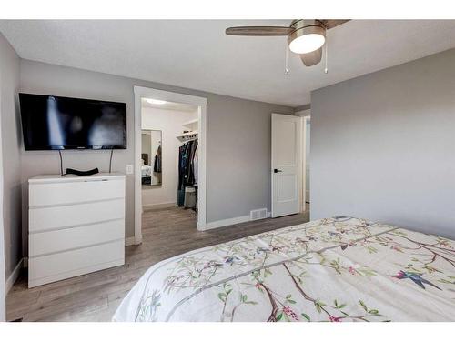 94-2300 Oakmoor Drive Sw, Calgary, AB - Indoor Photo Showing Bedroom