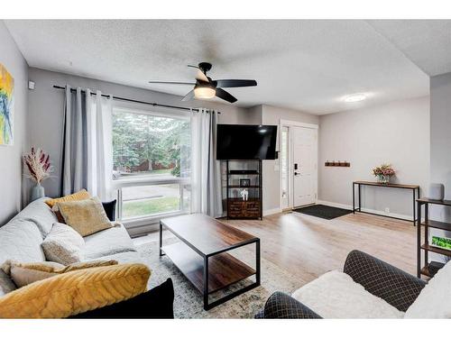 94-2300 Oakmoor Drive Sw, Calgary, AB - Indoor Photo Showing Living Room