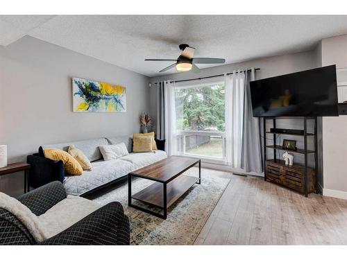 94-2300 Oakmoor Drive Sw, Calgary, AB - Indoor Photo Showing Living Room