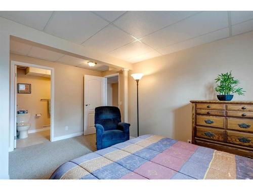 21 Vandoos Villas Nw, Calgary, AB - Indoor Photo Showing Bedroom