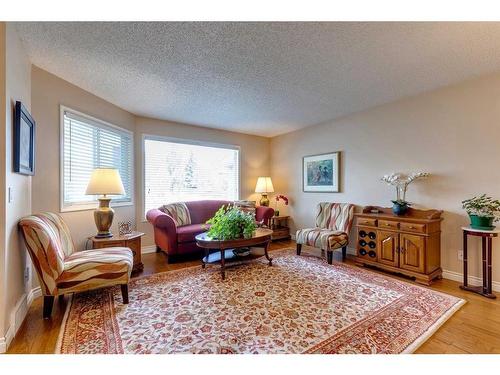 21 Vandoos Villas Nw, Calgary, AB - Indoor Photo Showing Living Room