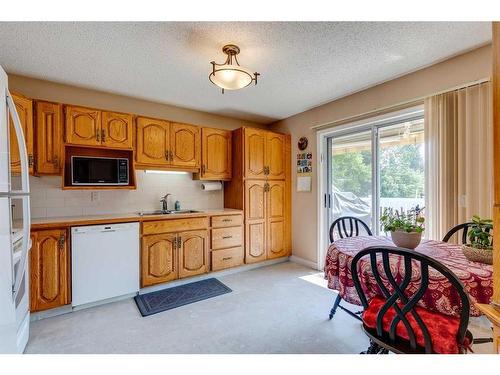 21 Vandoos Villas Nw, Calgary, AB - Indoor Photo Showing Kitchen With Double Sink