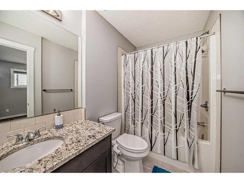 32 Cornerbrook Gate Ne, Calgary, AB - Indoor Photo Showing Bathroom