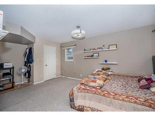 1306 1St Avenue, Canmore, AB - Indoor Photo Showing Bedroom