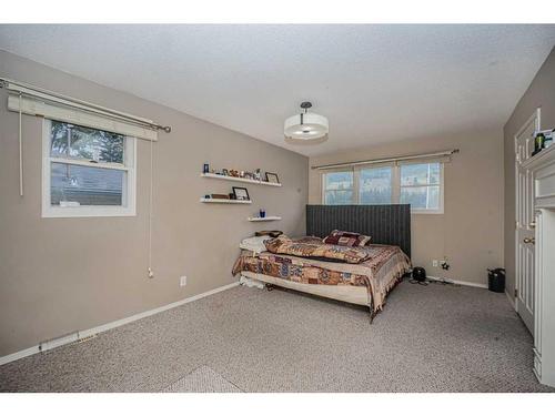 1306 1St Avenue, Canmore, AB - Indoor Photo Showing Bedroom