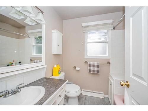 1306 1St Avenue, Canmore, AB - Indoor Photo Showing Bathroom