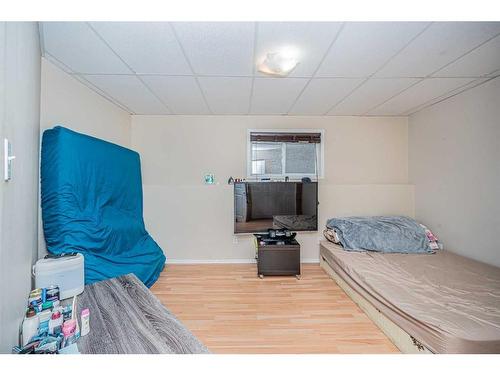 1306 1St Avenue, Canmore, AB - Indoor Photo Showing Bedroom