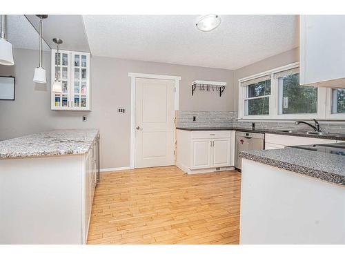 1306 1St Avenue, Canmore, AB - Indoor Photo Showing Kitchen