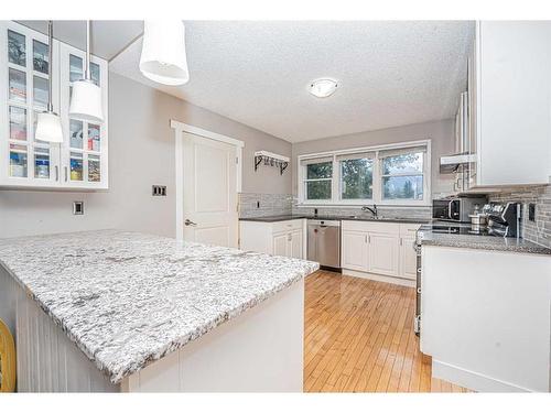 1306 1St Avenue, Canmore, AB - Indoor Photo Showing Kitchen With Upgraded Kitchen