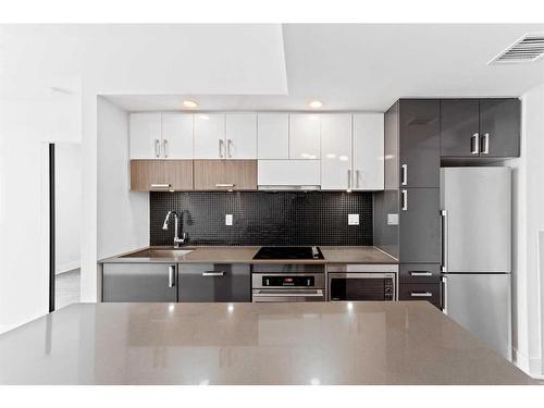 610-550 Riverfront Avenue Se, Calgary, AB - Indoor Photo Showing Kitchen With Upgraded Kitchen