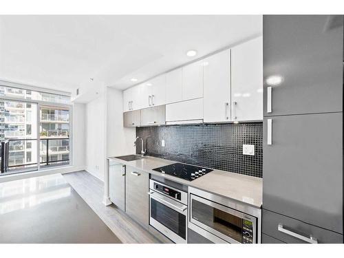 610-550 Riverfront Avenue Se, Calgary, AB - Indoor Photo Showing Kitchen With Upgraded Kitchen