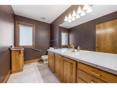 42053 Township Road 252, Rural Rocky View County, AB - Indoor Photo Showing Bathroom