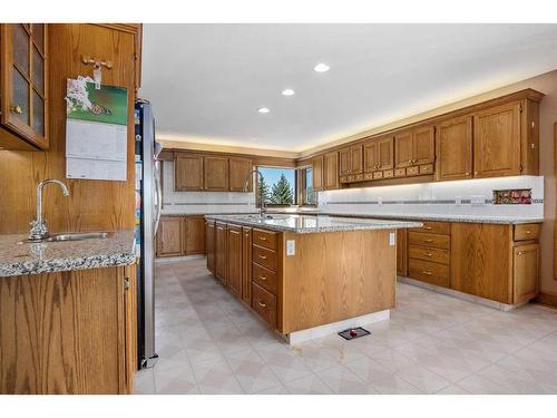 42053 Township Road 252, Rural Rocky View County, AB - Indoor Photo Showing Kitchen