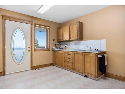 42053 Township Road 252, Rural Rocky View County, AB - Indoor Photo Showing Kitchen