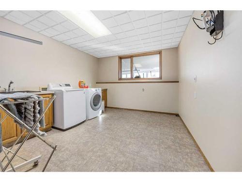 42053 Township Road 252, Rural Rocky View County, AB - Indoor Photo Showing Laundry Room