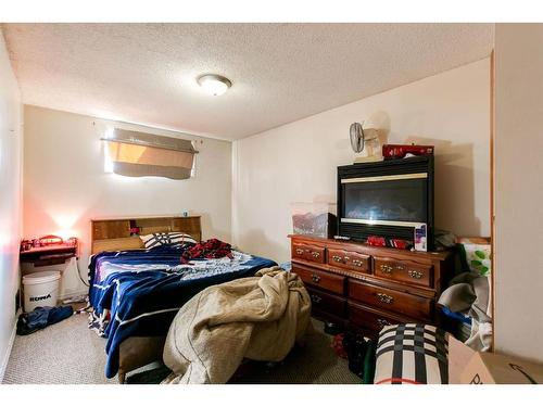 2412 43 Street Se, Calgary, AB - Indoor Photo Showing Bedroom